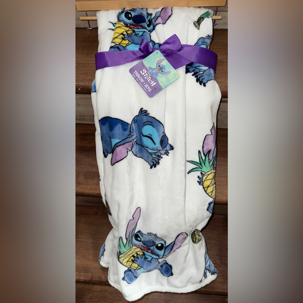 Super Cute Disney Stitch & Pineapples 60 x 70 Inch Throw Blanket - New